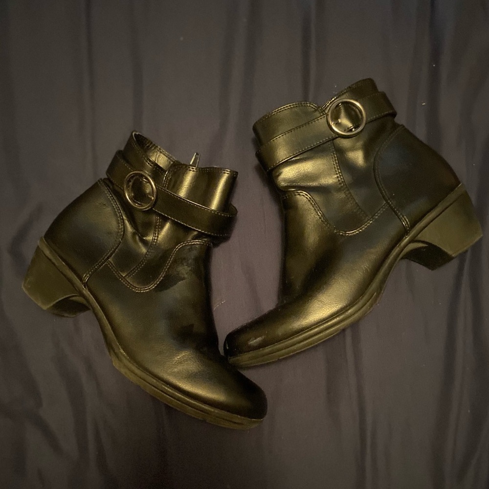 Comfort plus by predictions booties with low heal with memory foam.